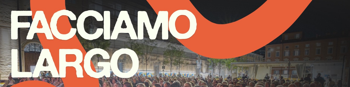 scritta "Facciamo Largo" sullo sfondo di una immagine che inquadra una platea di persone che assistono ad un evento serale in Piazza Sant'Agostino.